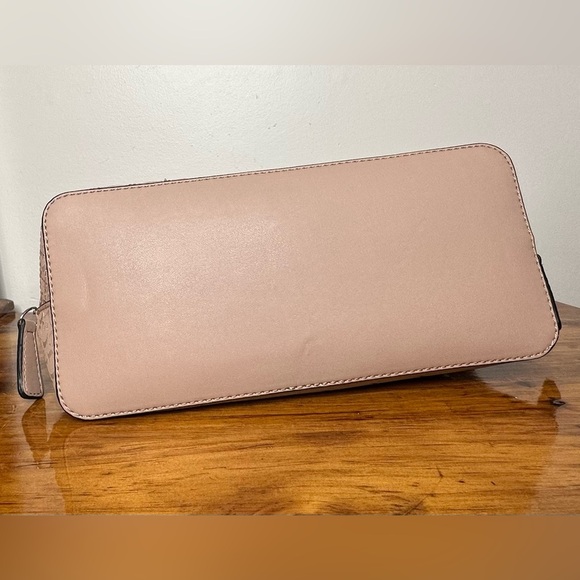 GUESS purse with a removable shoulder strap. - Picture 12 of 12